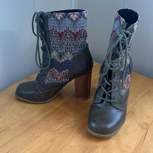 Dolce by Mojo Moxy Womens 6 embroidered lace-up boots chunky heel tapestry EUC